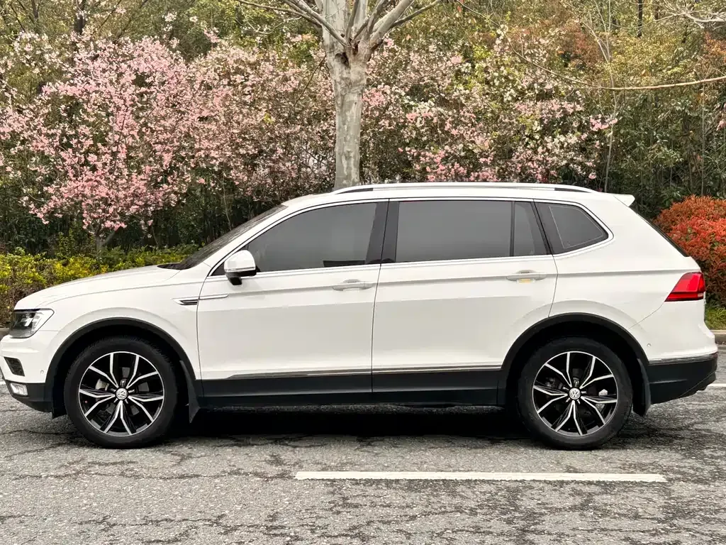Volkswagen Tiguan L — фото 10