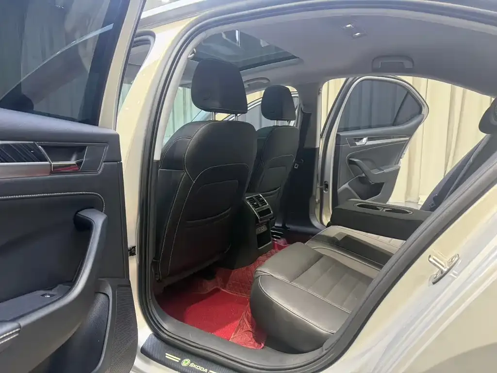 Skoda Superb — фото 10