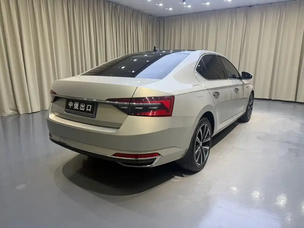 Skoda Superb — фото 9