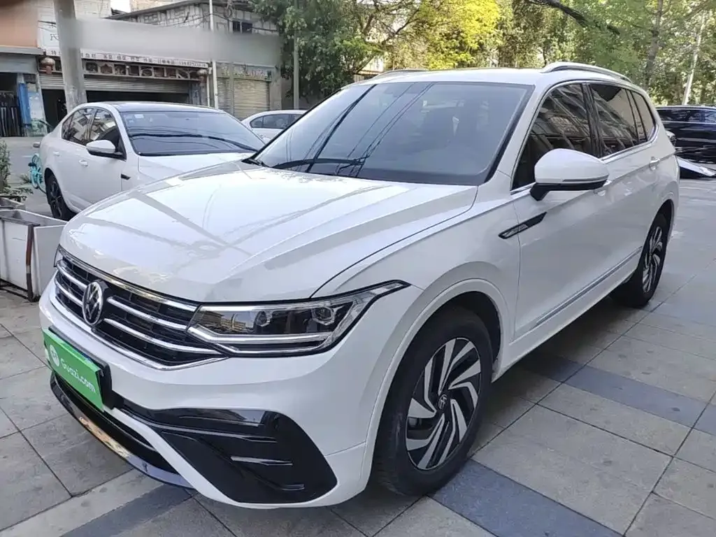 Volkswagen Tiguan L — фото 1