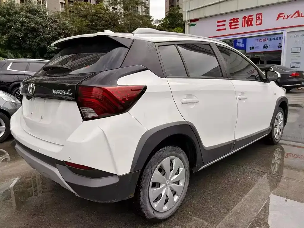 Toyota Yaris L — фото 4