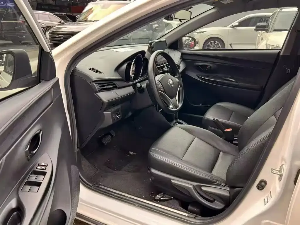 Toyota Yaris L — фото 8