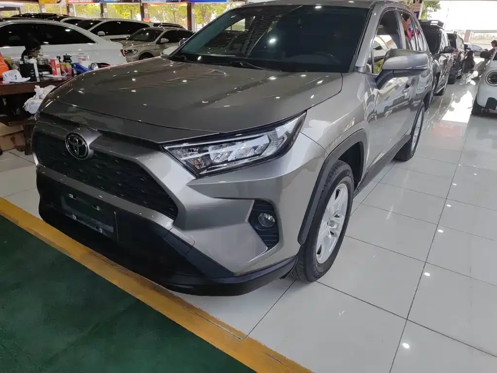 Toyota RAV4 — фото 1