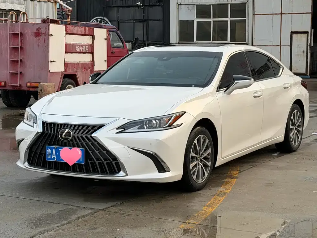 Lexus ES — фото 1