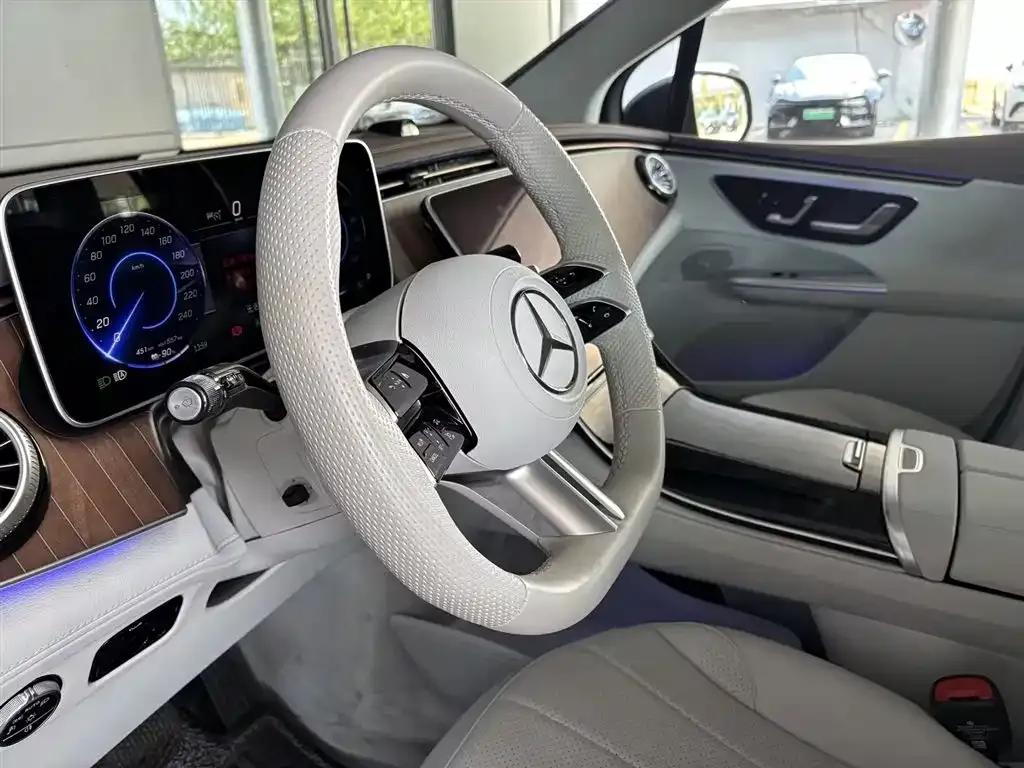 Mercedes-Benz EQE SUV — фото 3