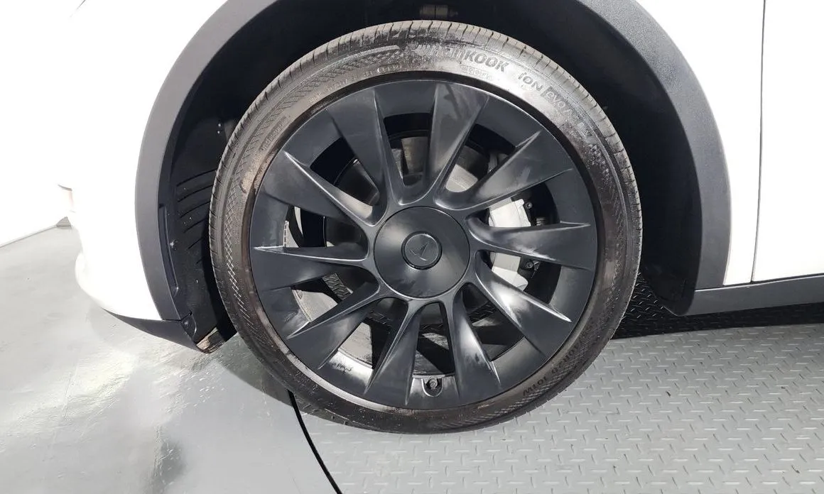 Tesla Model Y — фото 9