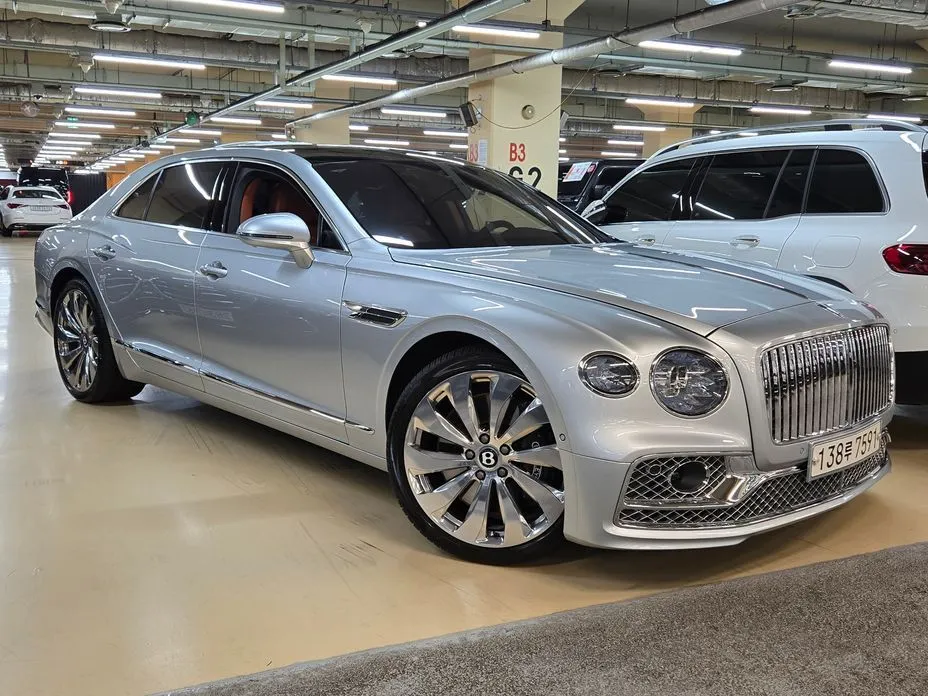 Bentley Flying Spur — фото 1