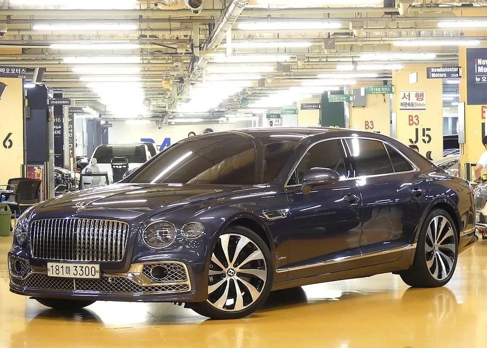 Bentley Flying Spur — фото 1