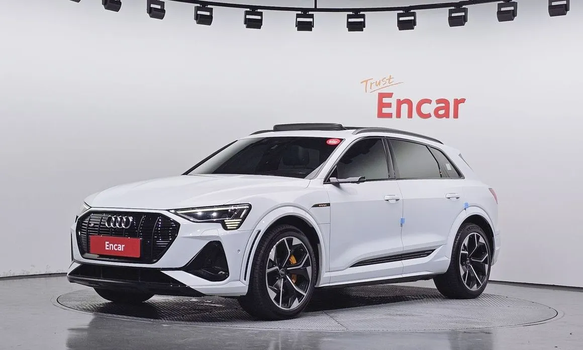 Audi e-tron — фото 1