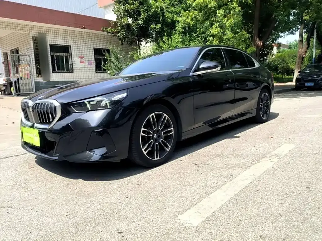 BMW 5 Series — фото 1