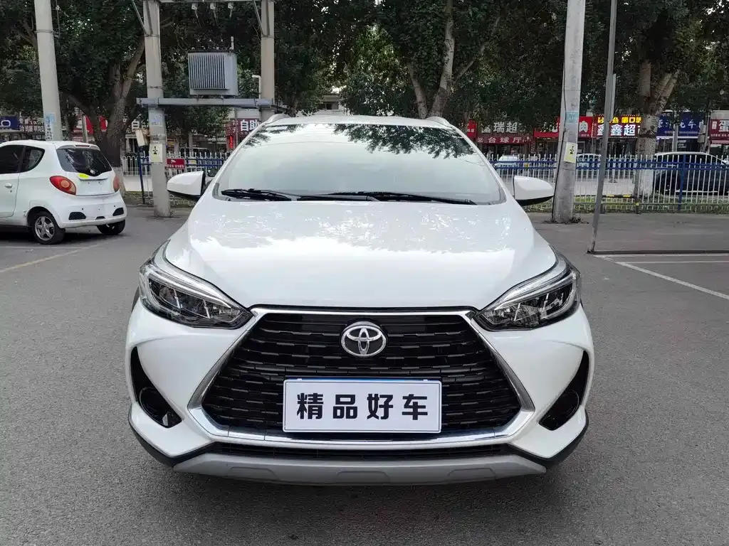 Toyota Yaris L — фото 1