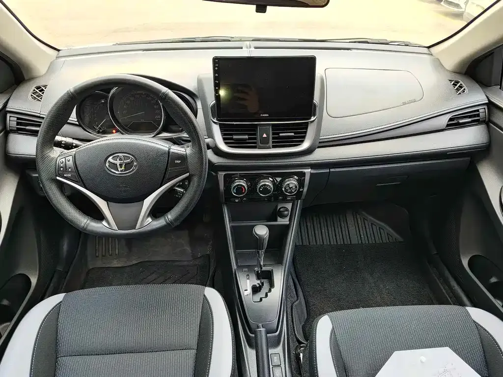 Toyota Yaris L — фото 3