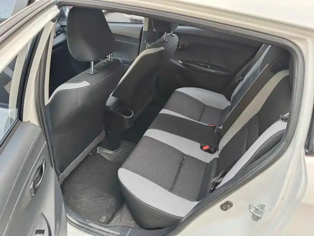 Toyota Yaris L — фото 5
