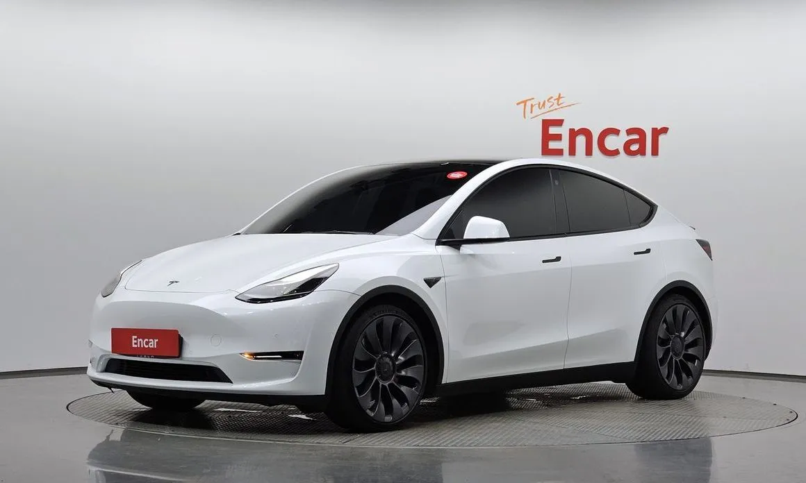 Tesla Model Y — фото 1
