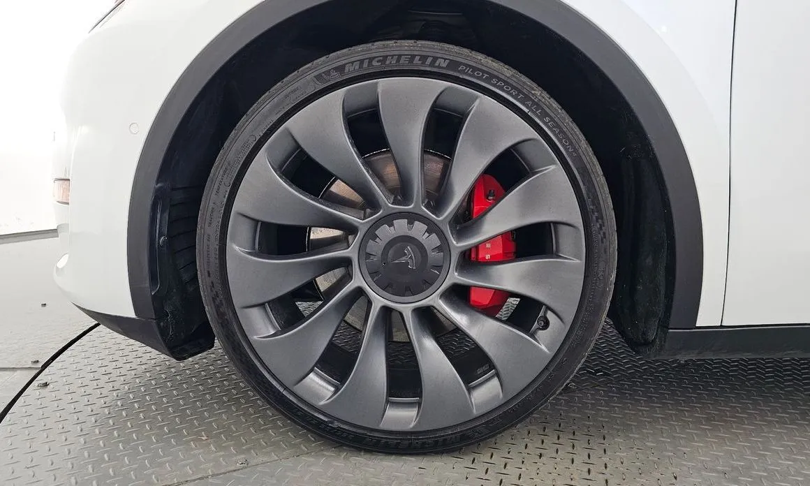Tesla Model Y — фото 8