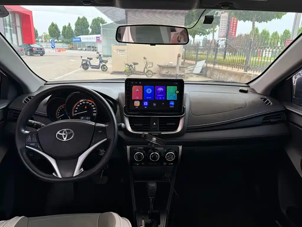 Toyota Yaris L — фото 2