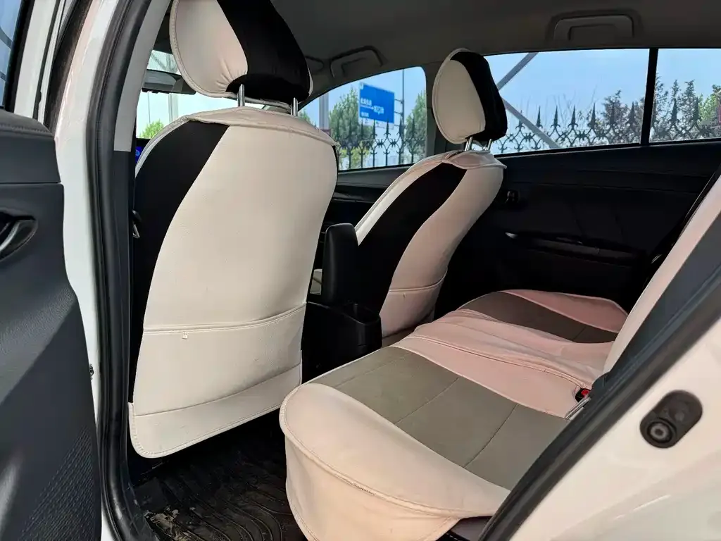 Toyota Yaris L — фото 9