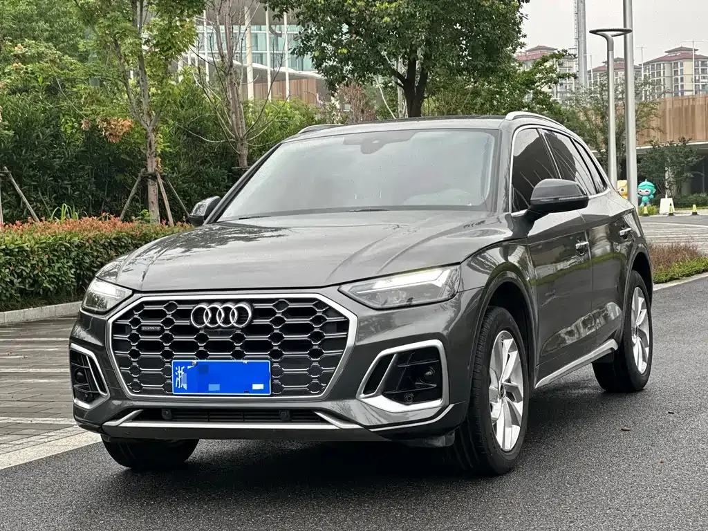 Audi Q5L — фото 1