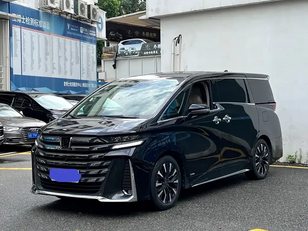 Toyota Vellfire — фото 1