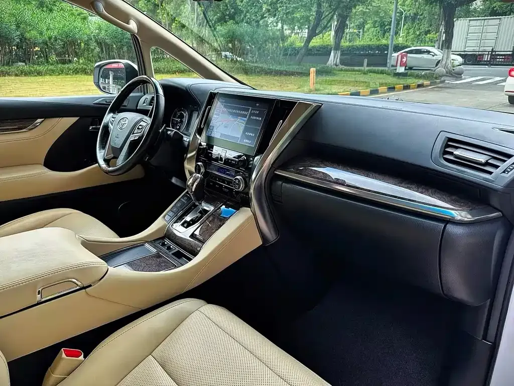 Toyota Vellfire — фото 3