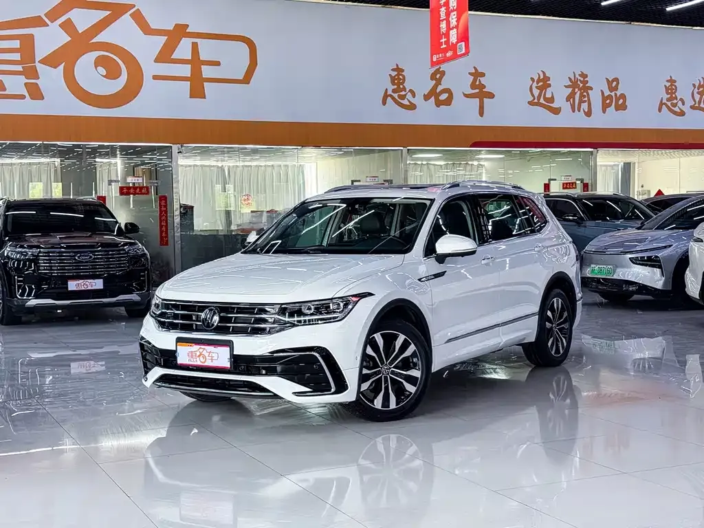 Volkswagen Tiguan L — фото 1