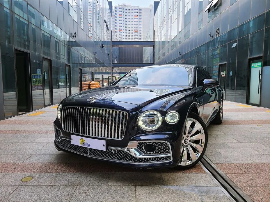 Bentley Flying Spur — фото 1