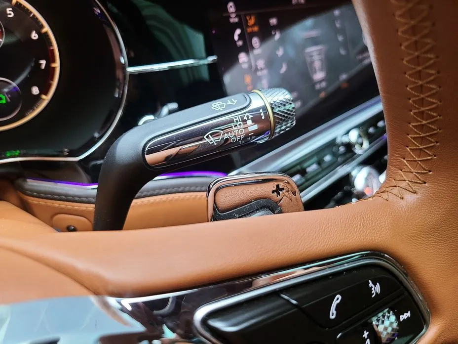 Bentley Flying Spur — фото 4
