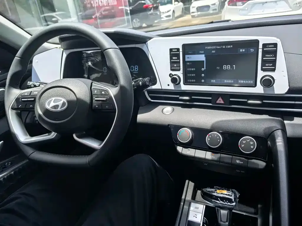 Hyundai Elantra — фото 2