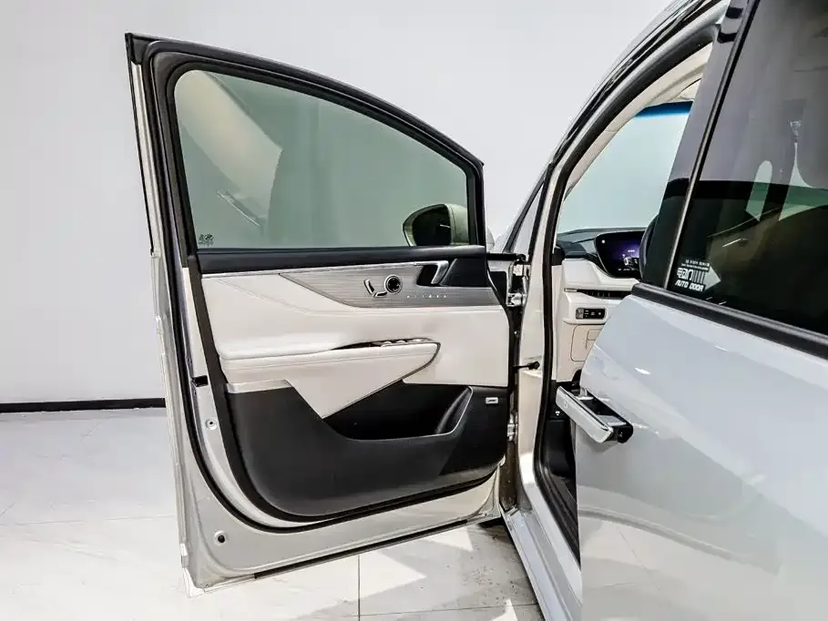 Buick GL8 Hybrid — фото 2