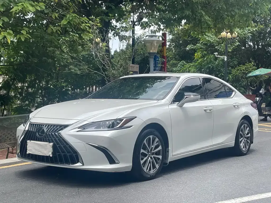 Lexus ES — фото 1