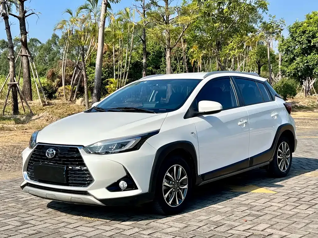 Toyota Yaris L — фото 1