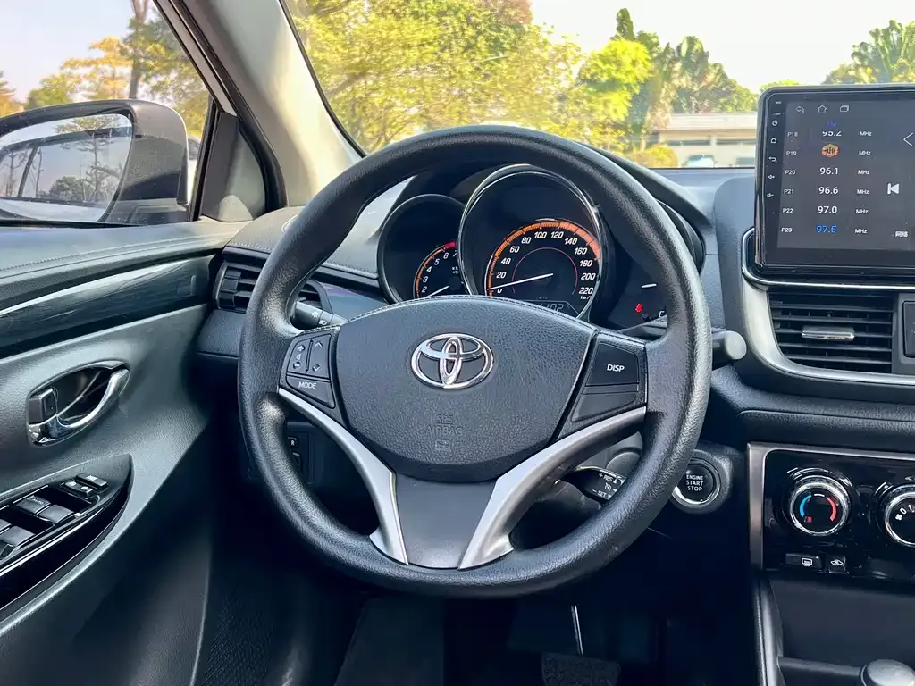 Toyota Yaris L — фото 6