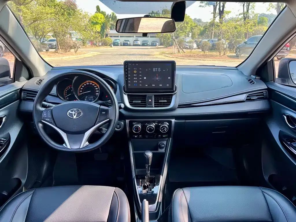 Toyota Yaris L — фото 3