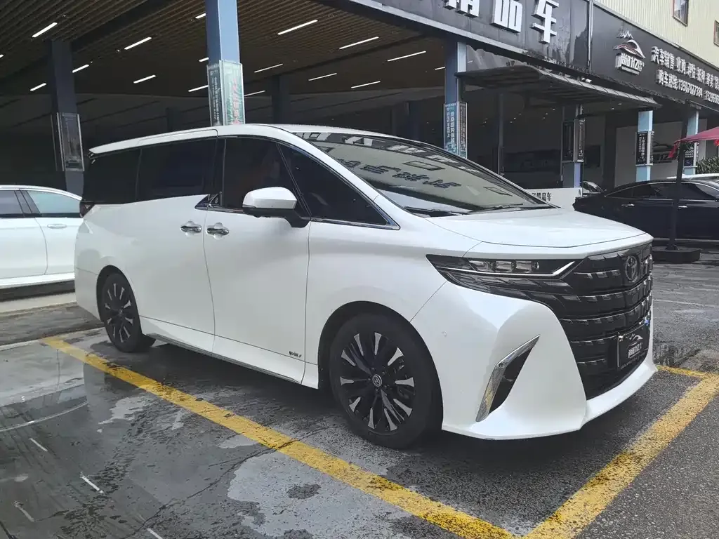 Toyota Alphard — фото 1