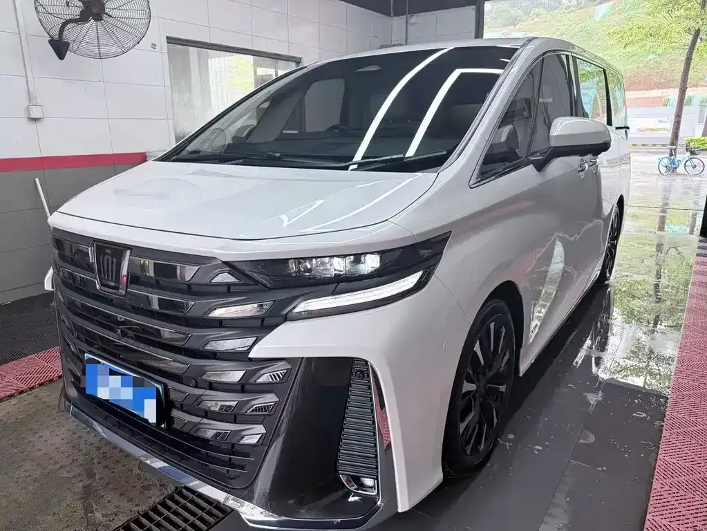 Toyota Vellfire — фото 1