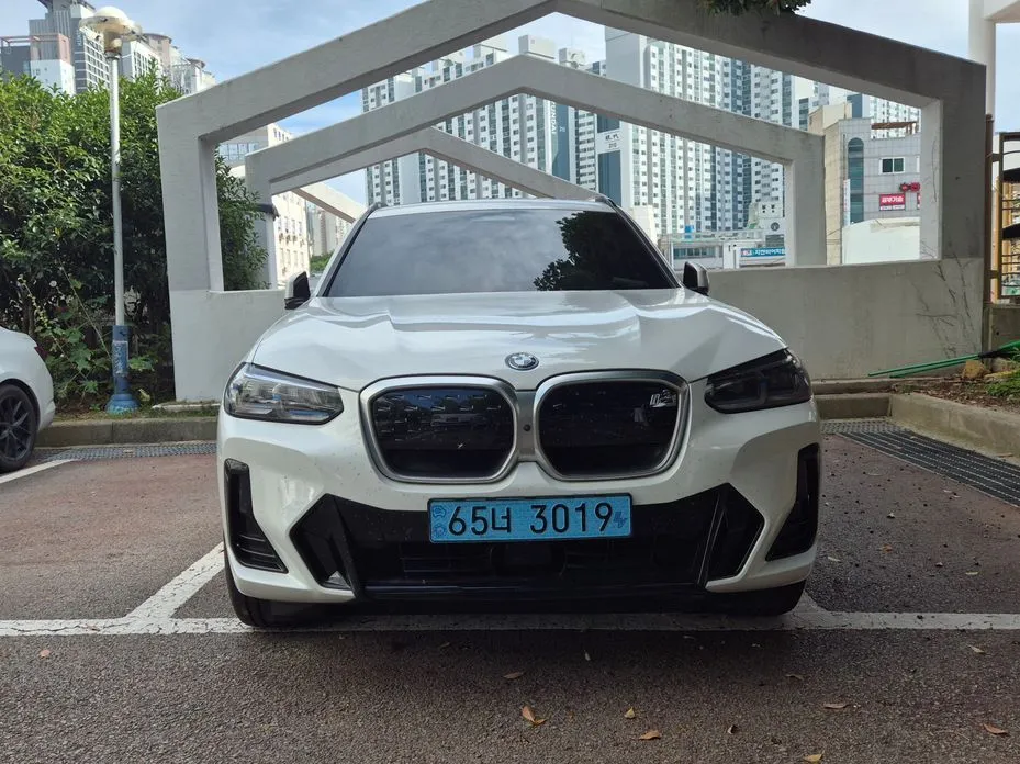 BMW iX3 — фото 1