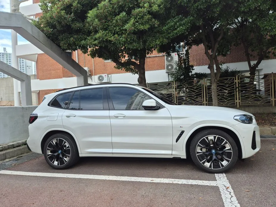 BMW iX3 — фото 10