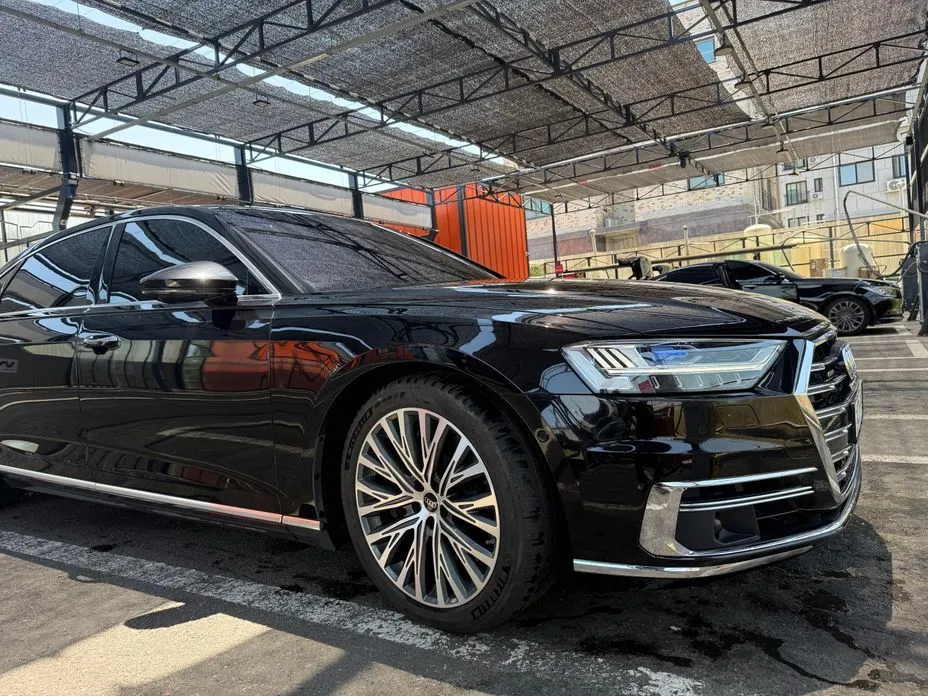 Audi A8 — фото 1