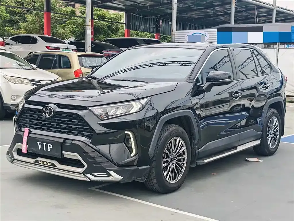 Toyota RAV4 — фото 1