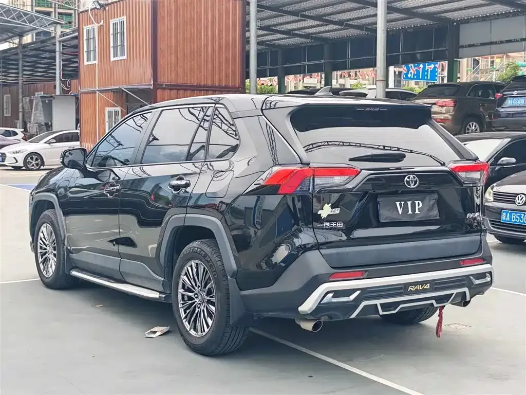 Toyota RAV4 — фото 8
