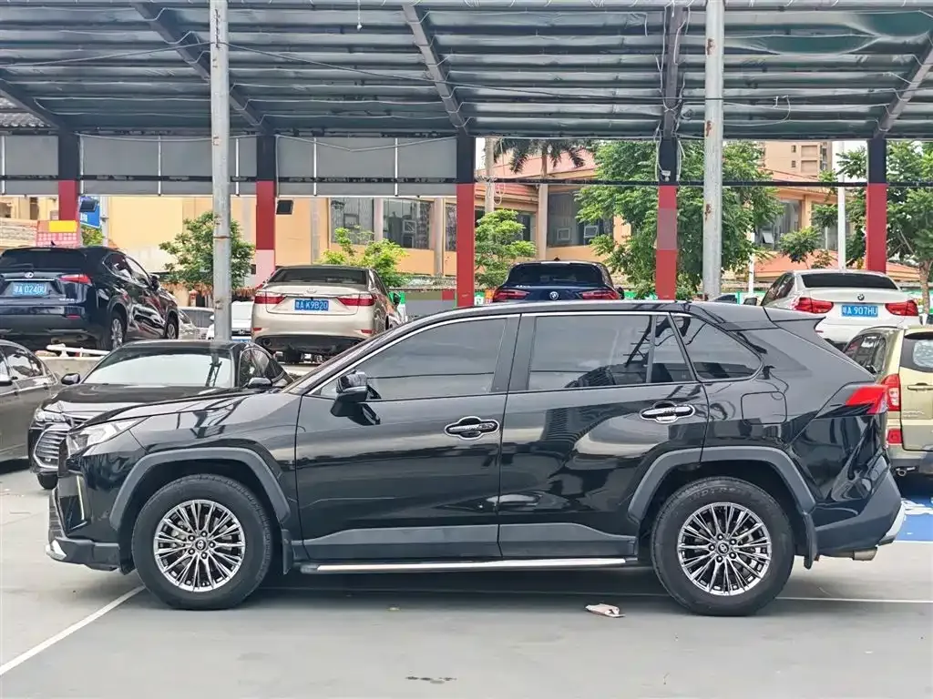 Toyota RAV4 — фото 9