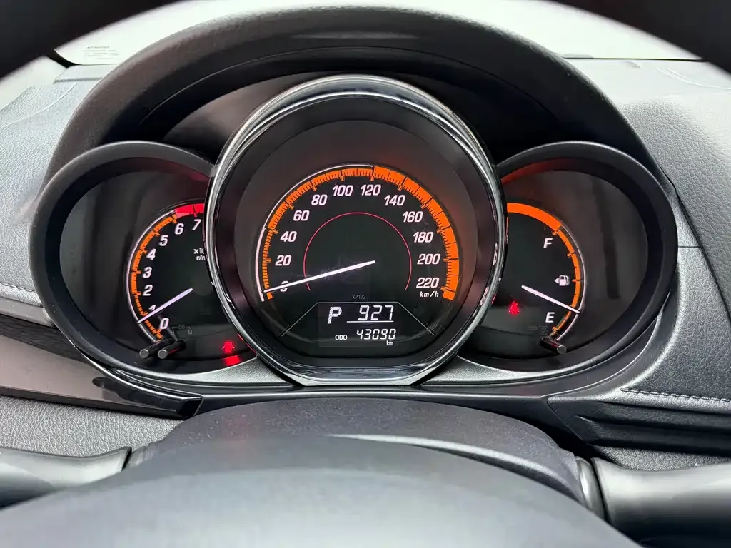 Toyota Yaris L — фото 2