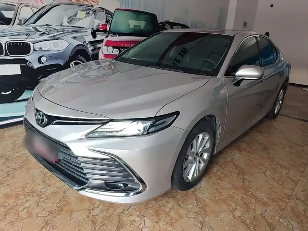 Toyota Camry — фото 1