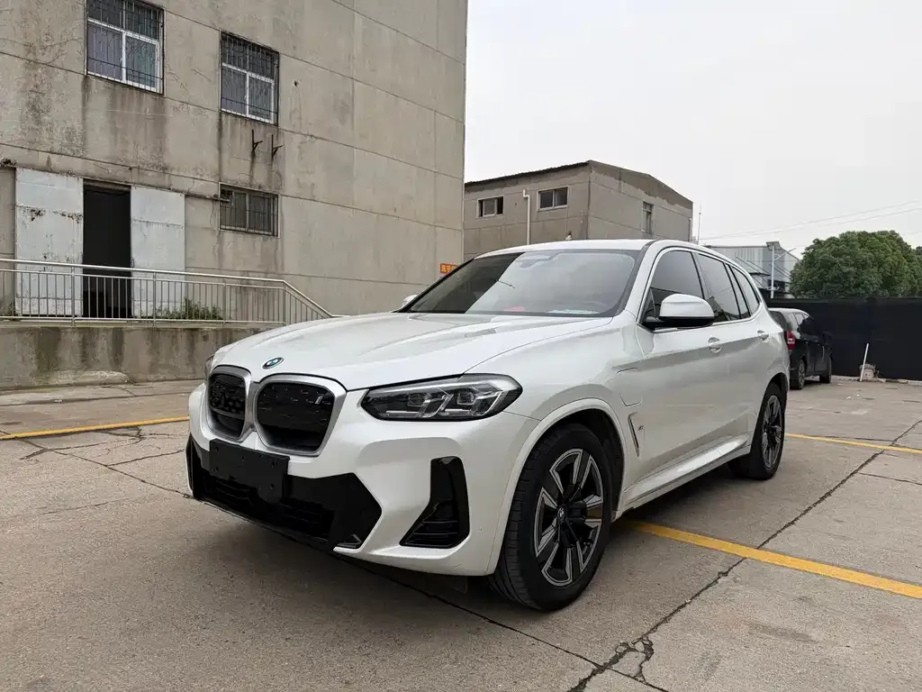BMW iX3 — фото 1