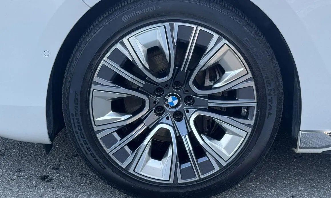 BMW 7-Series — фото 10