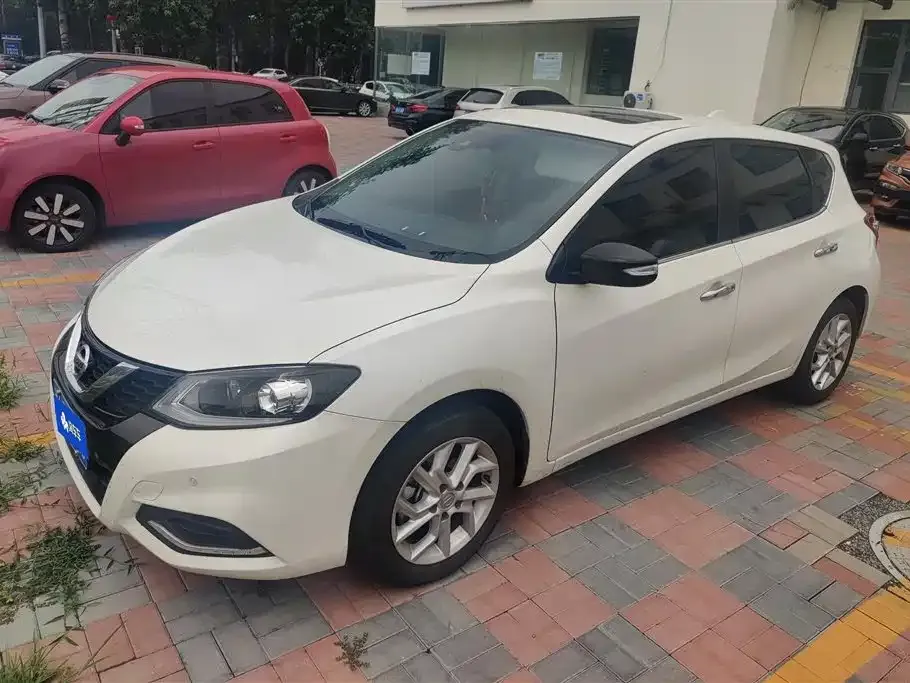 Nissan Tiida — фото 1