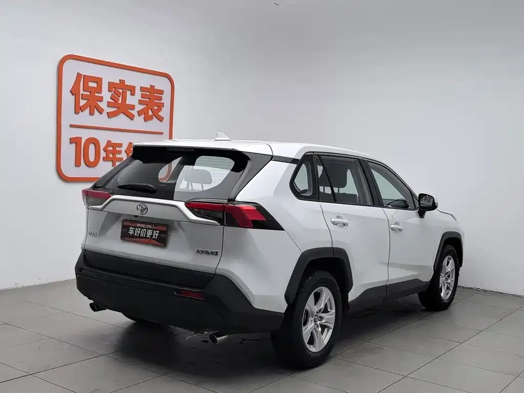 Toyota RAV4 — фото 7
