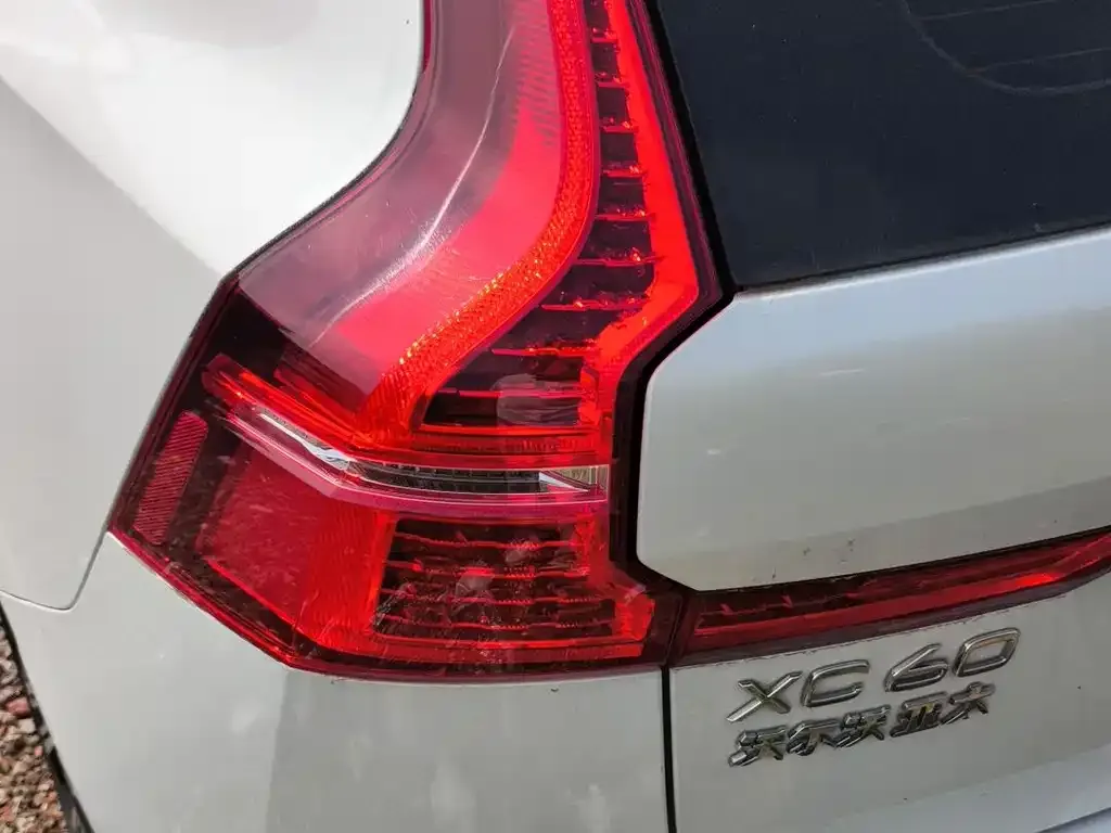 Volvo XC60 PHEV — фото 4