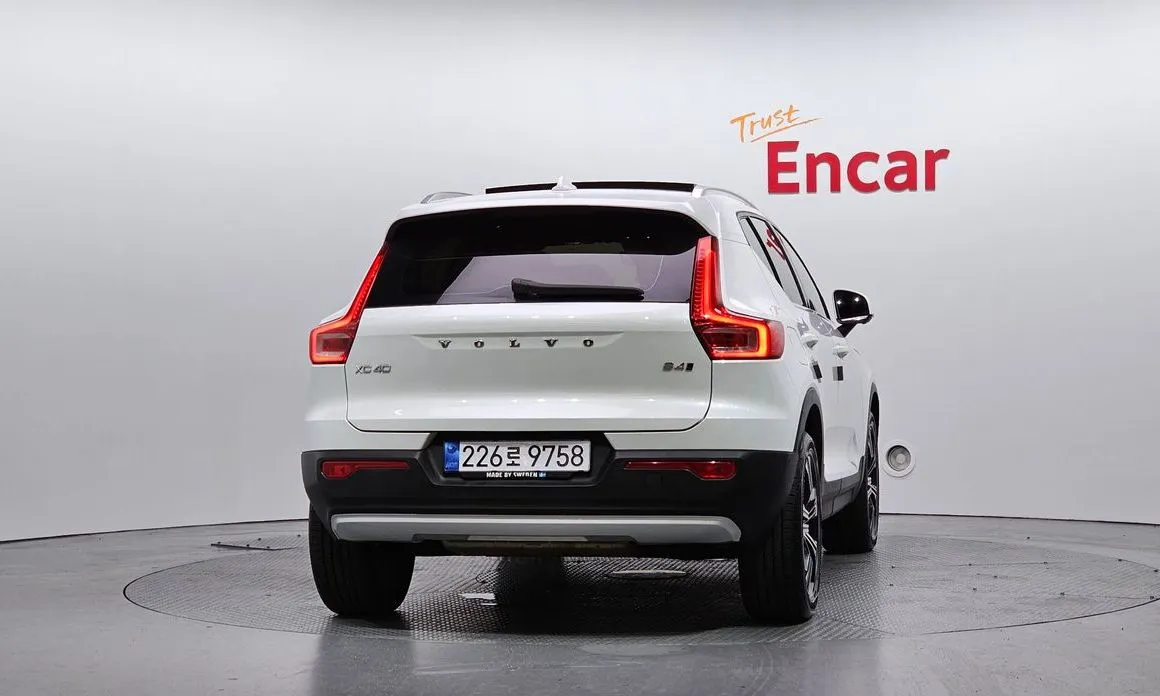 Volvo XC40 — фото 8