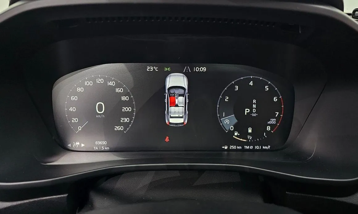 Volvo XC40 — фото 10
